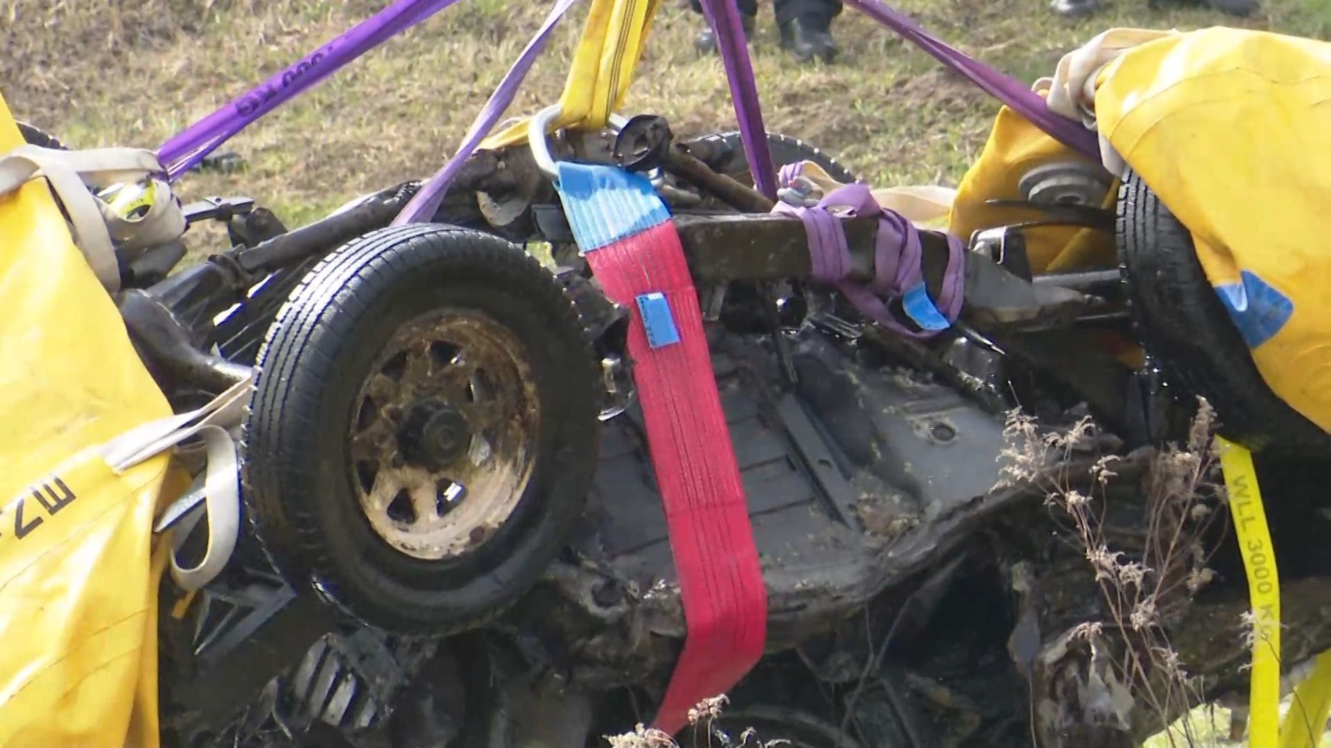 Video: Spektakuläre Bergung - Auto aus der Wertach gezogen