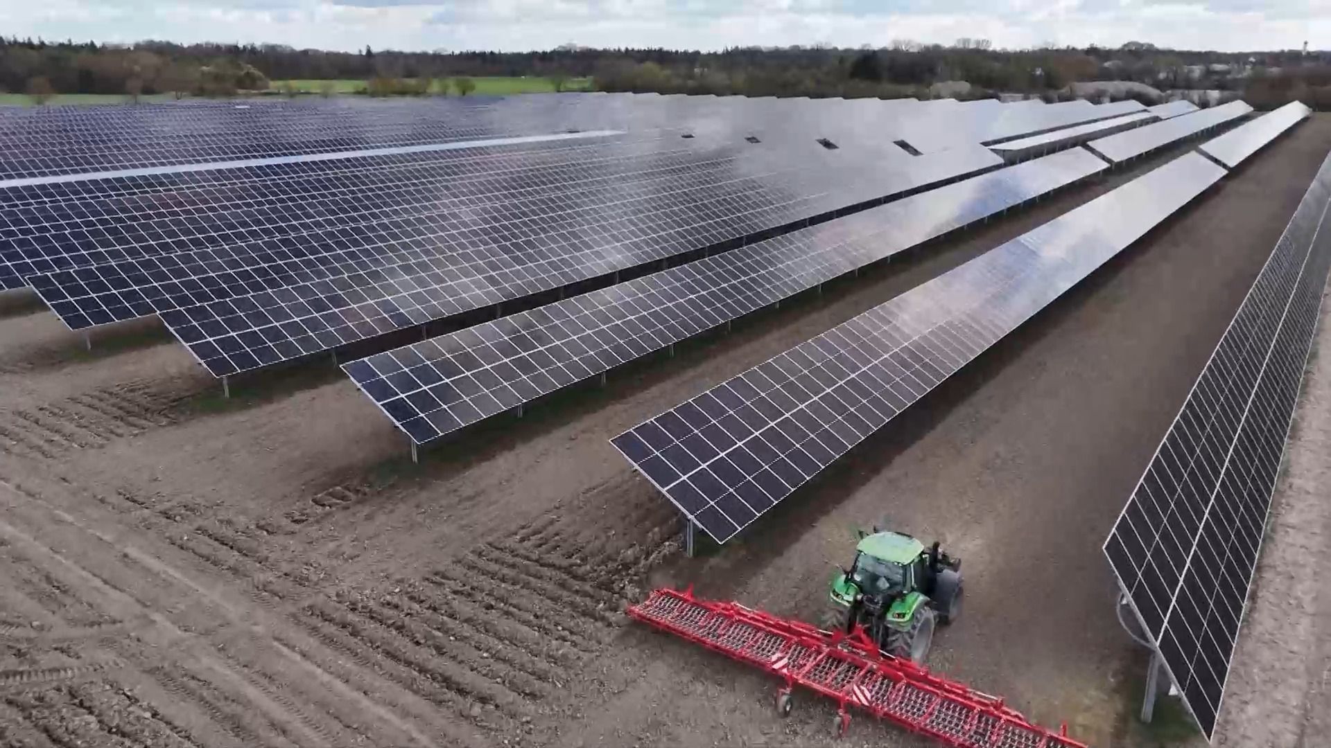 Video: Strom erzeugen auf dem Acker: Bayerns größte Agri-PV-Anlage startet