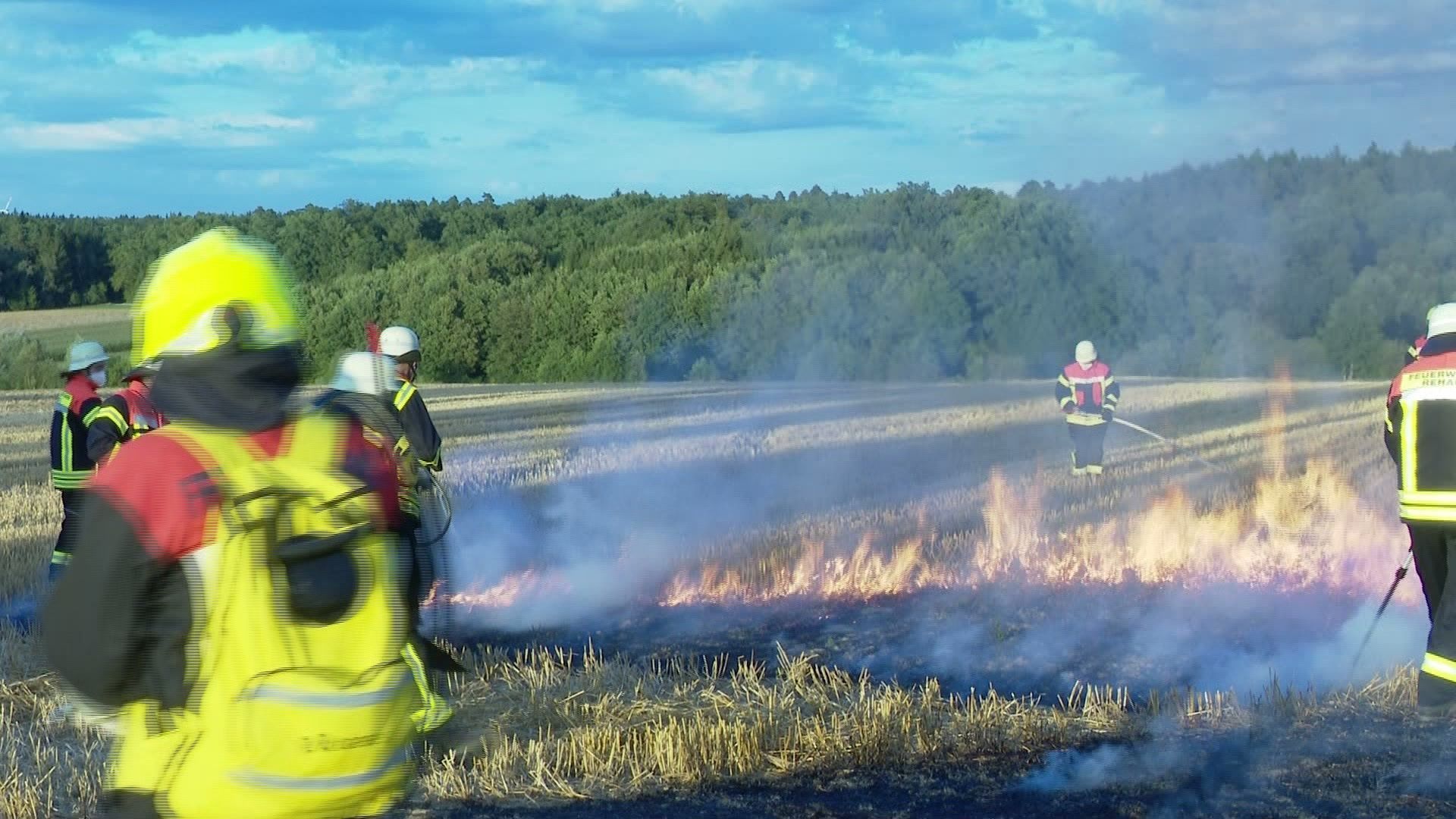 Video: Wenn Felder brennen – Feuerwehren proben den Ernstfall