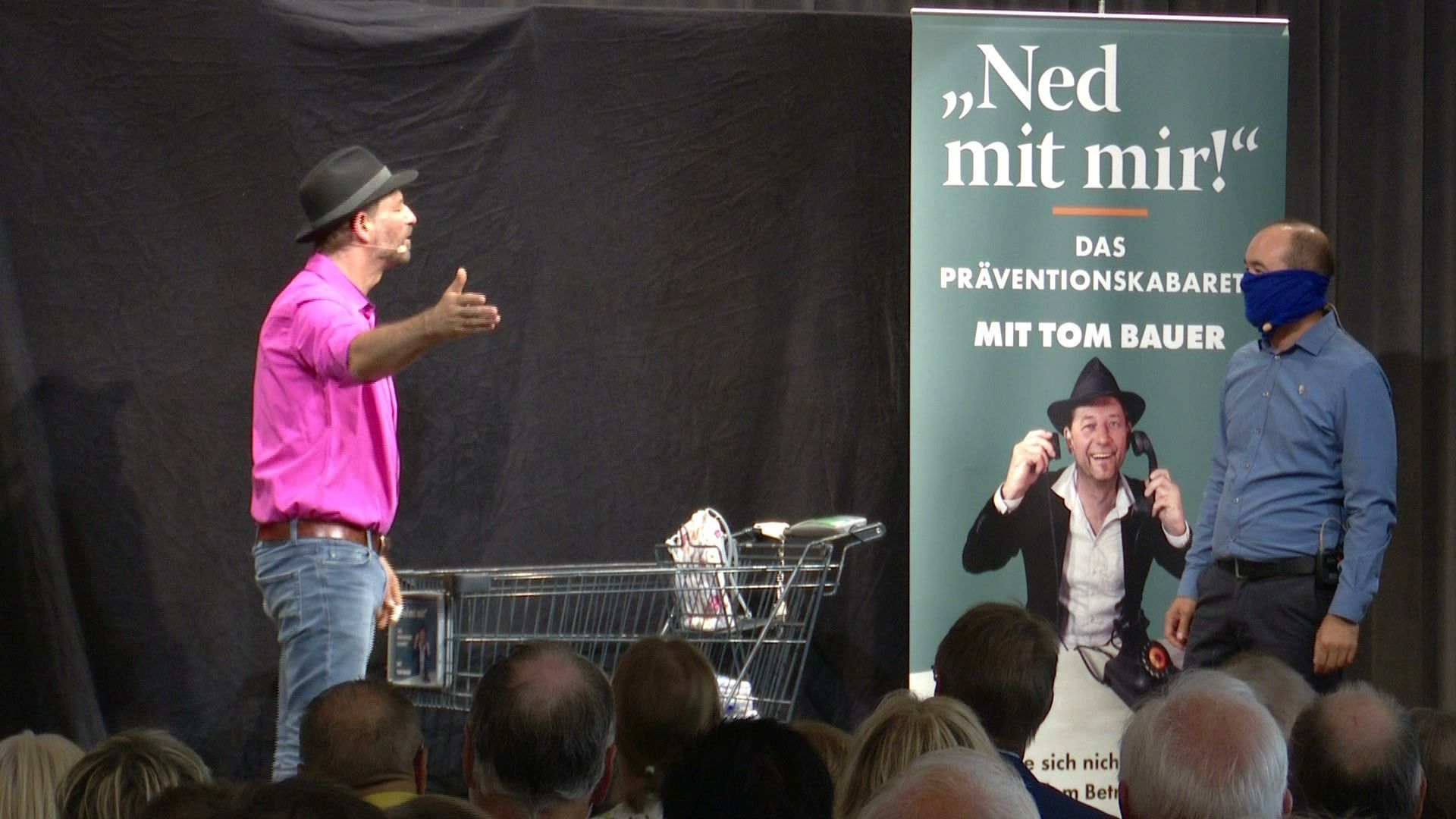 Video: Ned mit mir! - Beim Präventionskabarett in Mertingen wurde dem Betrug ins Gesicht gelächelt