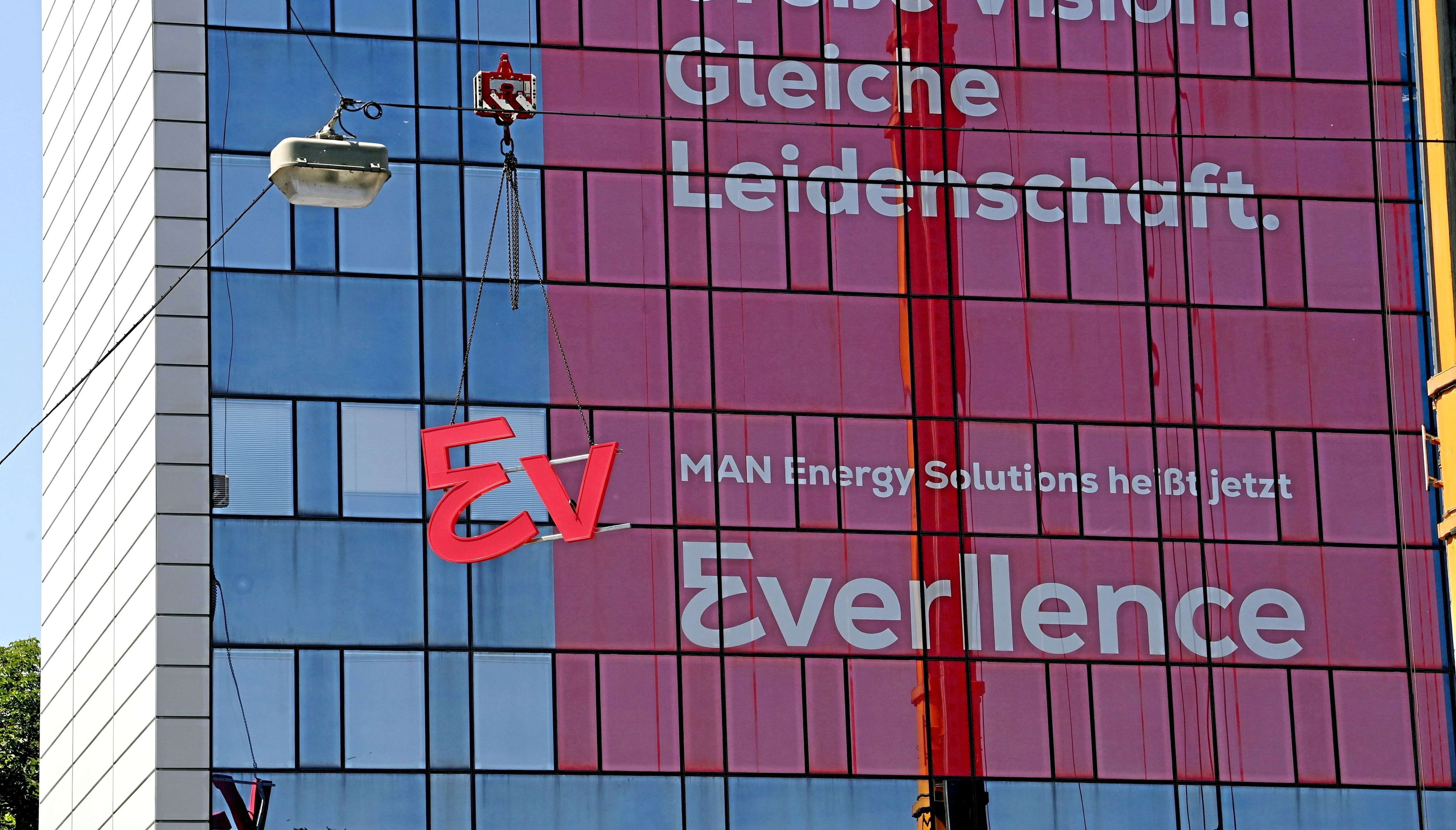 Video: Everllence-Schriftzug am bisherigen MAN-Hochhaus montiert