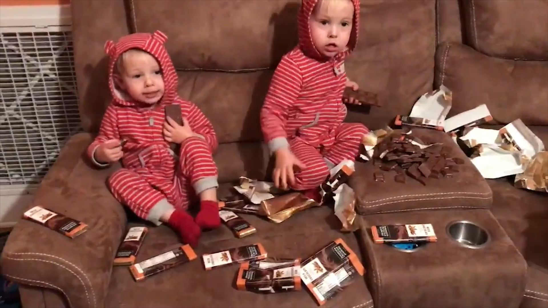 Eltern erwischen Zwillinge beim Leeren einer Kiste Schokolade