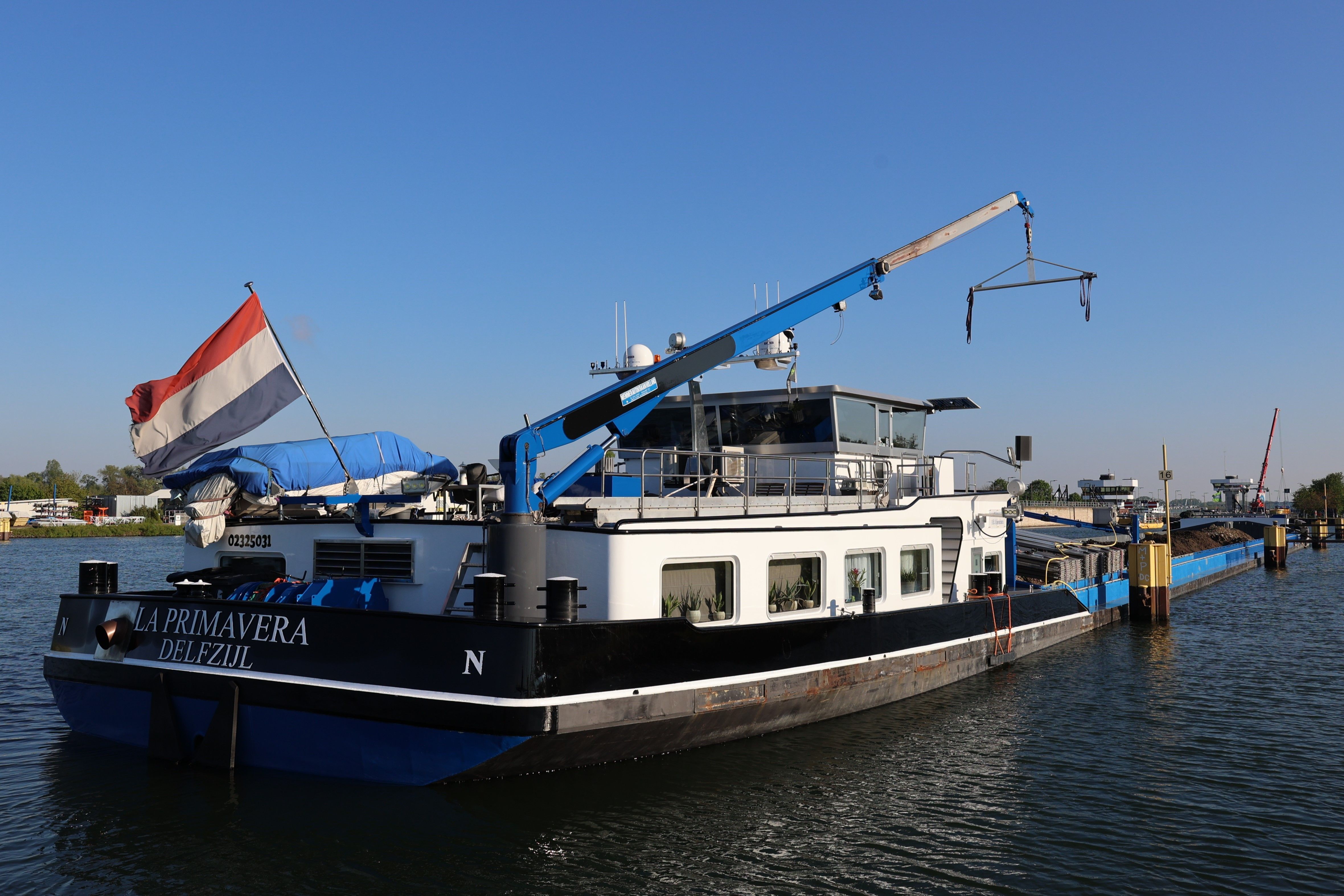 Frachtschiff nach Schleusenunfall bei Iffezheim beschlagnahmt.