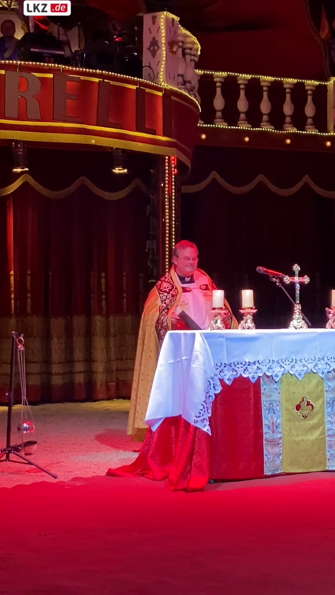 Video: Zelt des Circus Barelli wird gesegnet