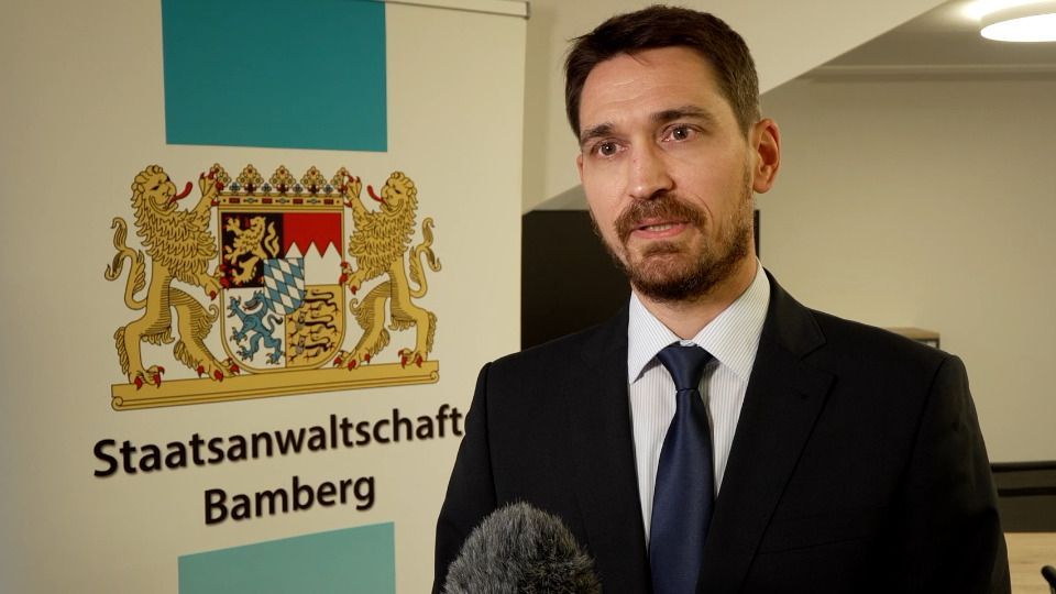Video: „Es war ein Trümmerfeld über mehrere 100 Meter“ - Mordvorwurf nach Geisterfahrt auf A70