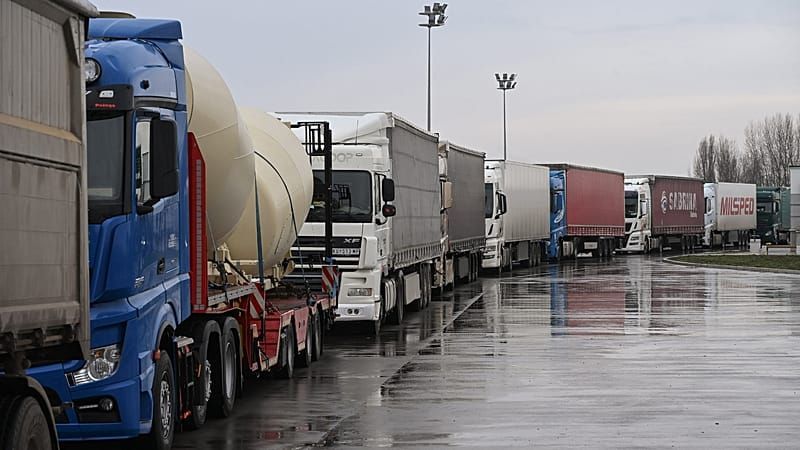 Video: Protest gegen strenge EU-Regeln: LKW-Fahrer blockieren Balkan-Grenzen