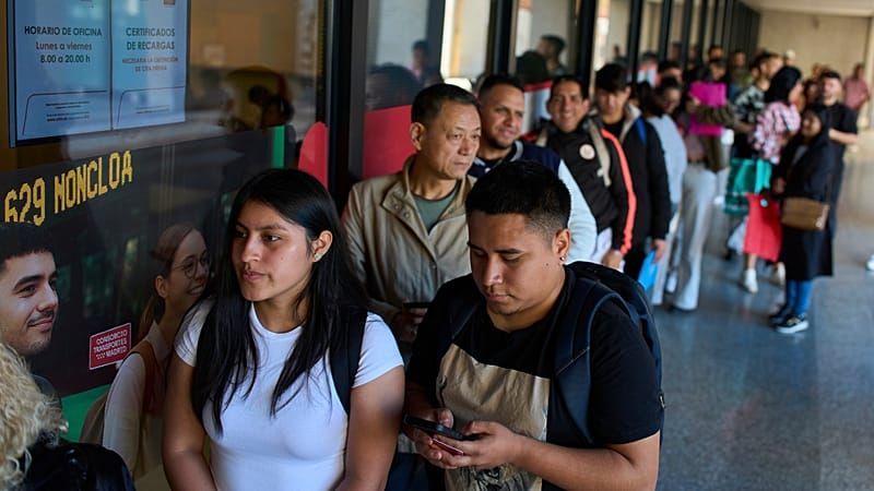 Migranten in Spanien: Lange Warteschlangen und Systemausfall