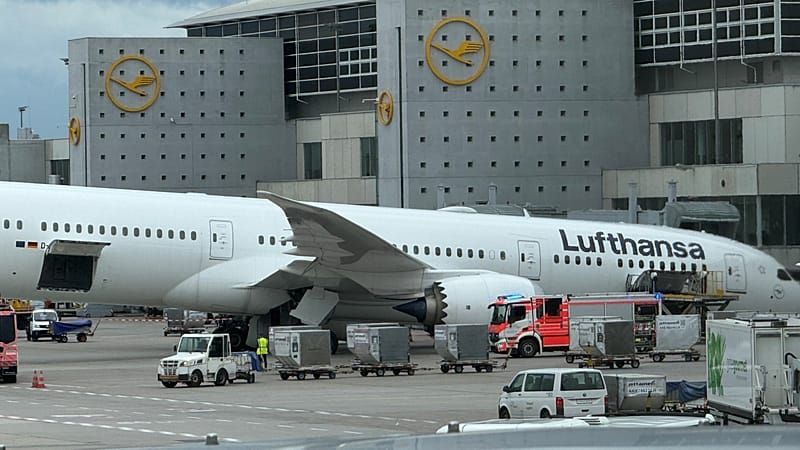 Flughafen Frankfurt: Lufthansa-Maschine bricht vor dem Boarding zusammen