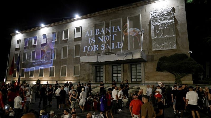 Video: Flamingo-Revolution in Albanien: Bisher größter Protest gegen Trump-Luxus-Resort in Tirana