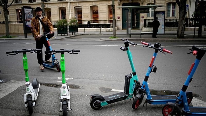 Video: Polizei kontrolliert: 135 Euro Strafe für E-Scooter-Fahren ohne Helm in Paris