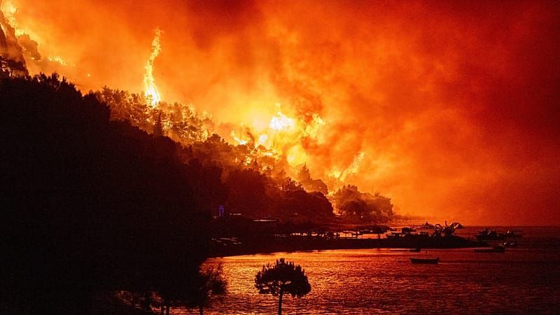 Video: Waldbrände verwüsten Europa, Tausende müssen ihre Häuser verlassen