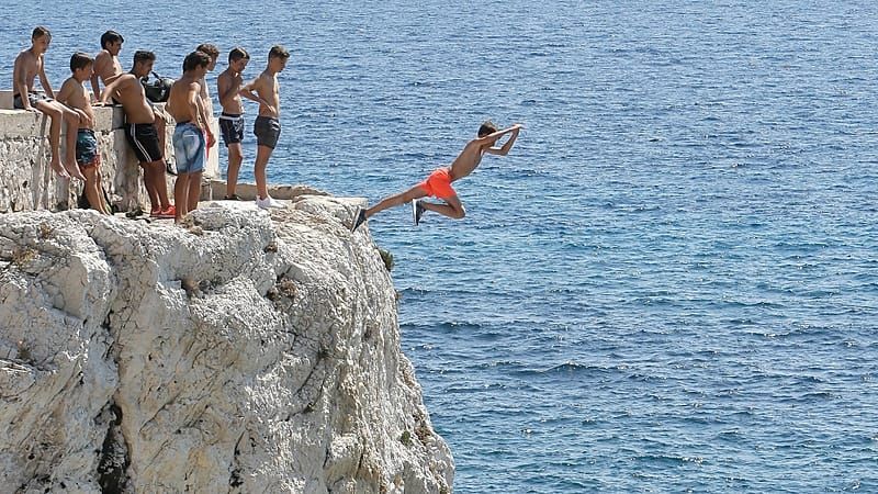 Video: Frankreich: Riskante Sprünge von Klippen in Marseille werden immer beliebter
