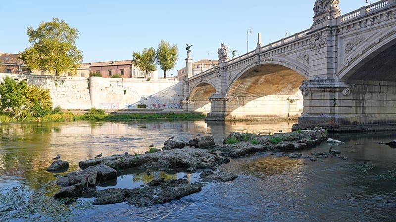 Video: Besonderer Anblick in Rom: Dürre legt in Rom Reste einer antiken Römerbrücke frei