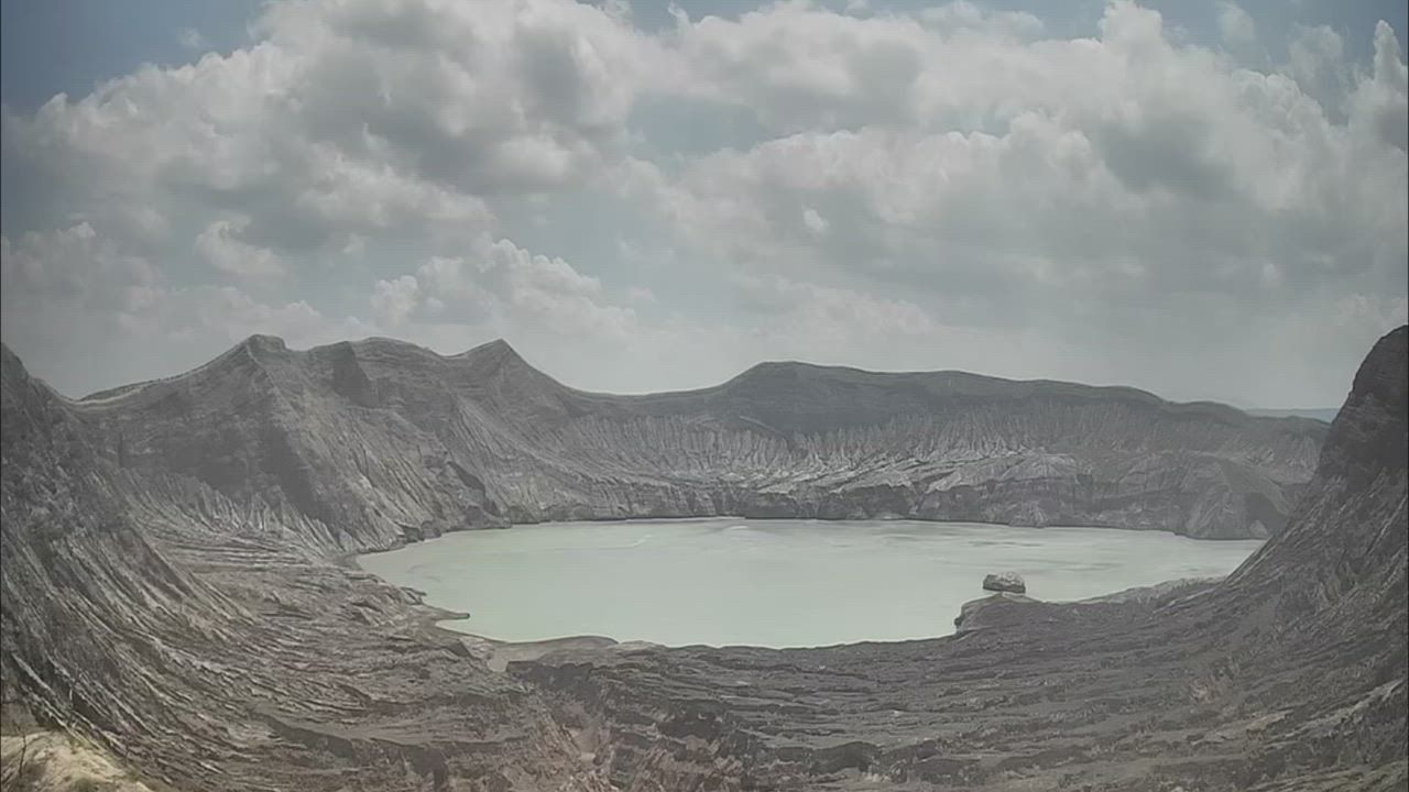 Video: Philippinen: Vulkan Taal stößt bei Ausbruch 300 Meter hohe Aschewolke aus
