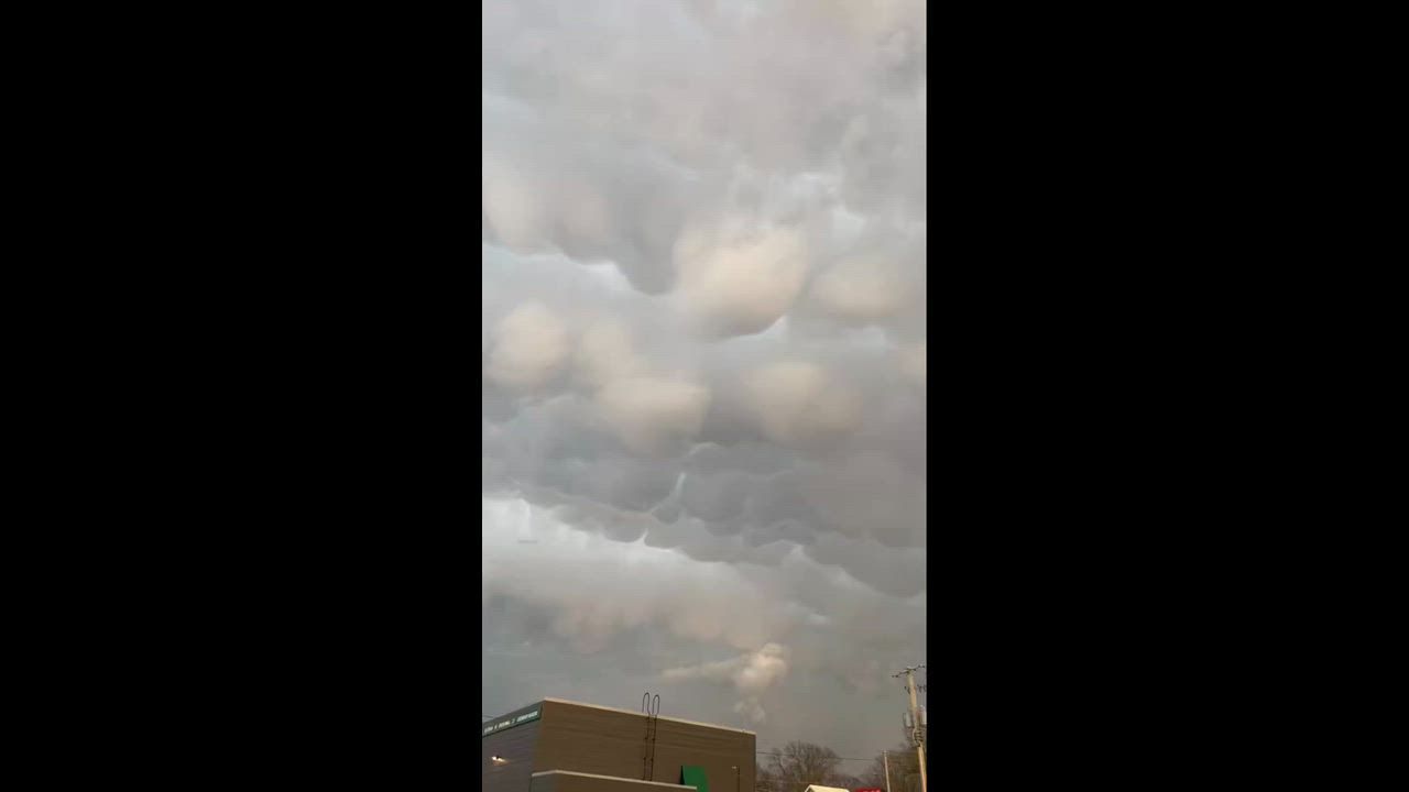 Video: US: Dramatische Mammatuswolken füllen den Himmel über Nebraska nach schweren Stürmen