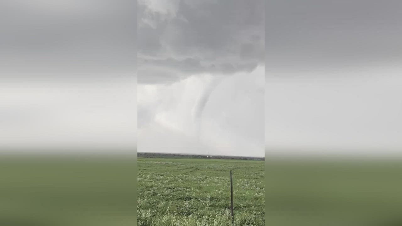 Video: USA: Tornado zieht während einer schweren Unwetterlage über ländliche Weide in Texas
