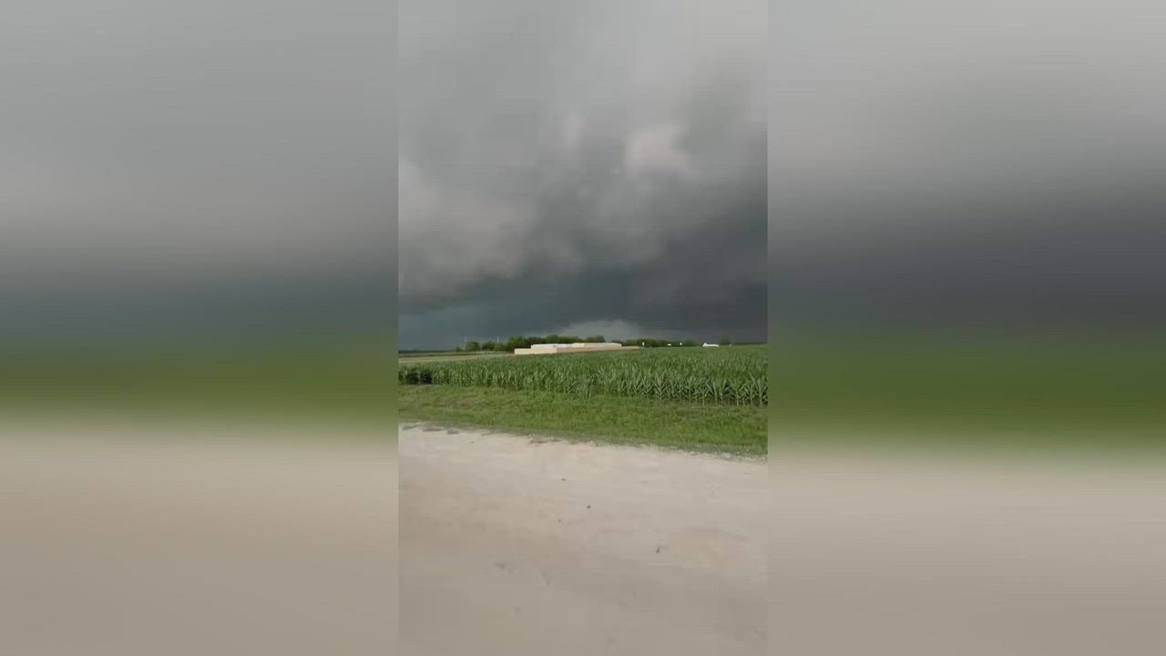 Video: USA: Gewaltige Superzellen-Gewitterzelle türmt sich über texanischem Farmland zwischen Waco und Fort Worth