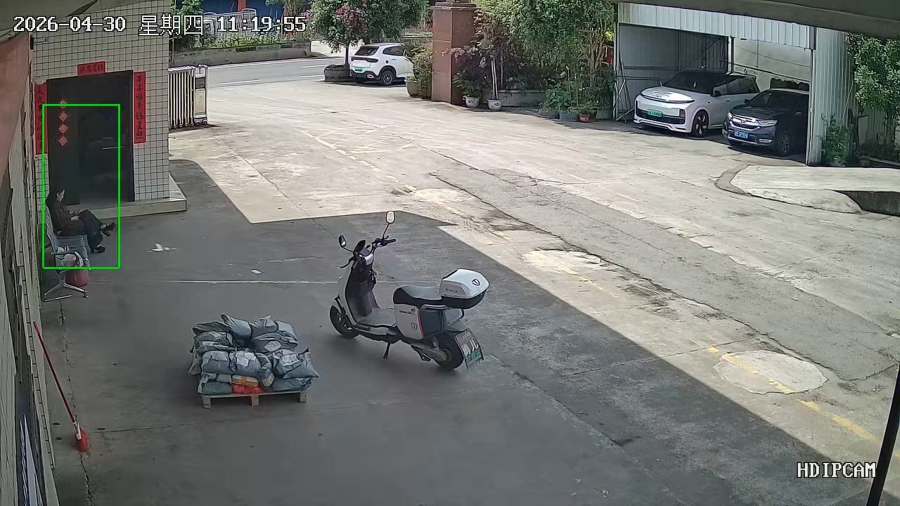 Video: China: Durchgehender Lkw-Reifen rollt in Chongqing in eine Garage und trifft geparktes Auto