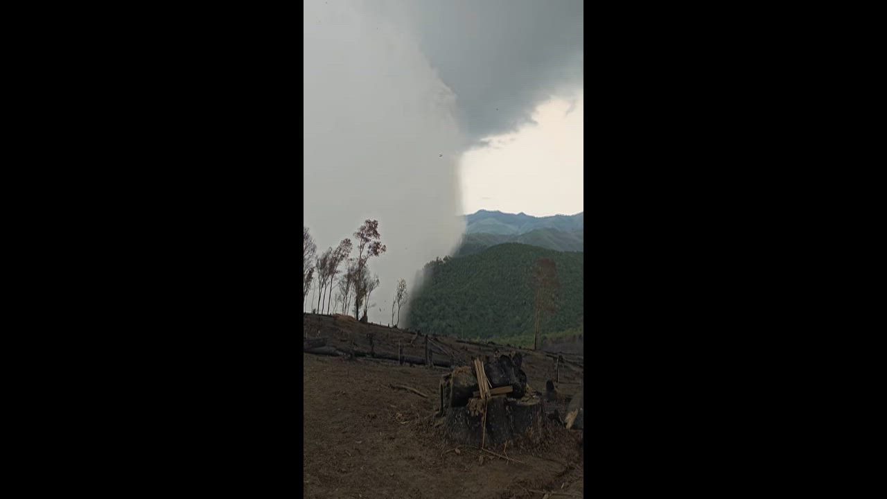 Video: Laos: Tornadoähnliche Windhose fegt durch ländliches Gebiet in Laos