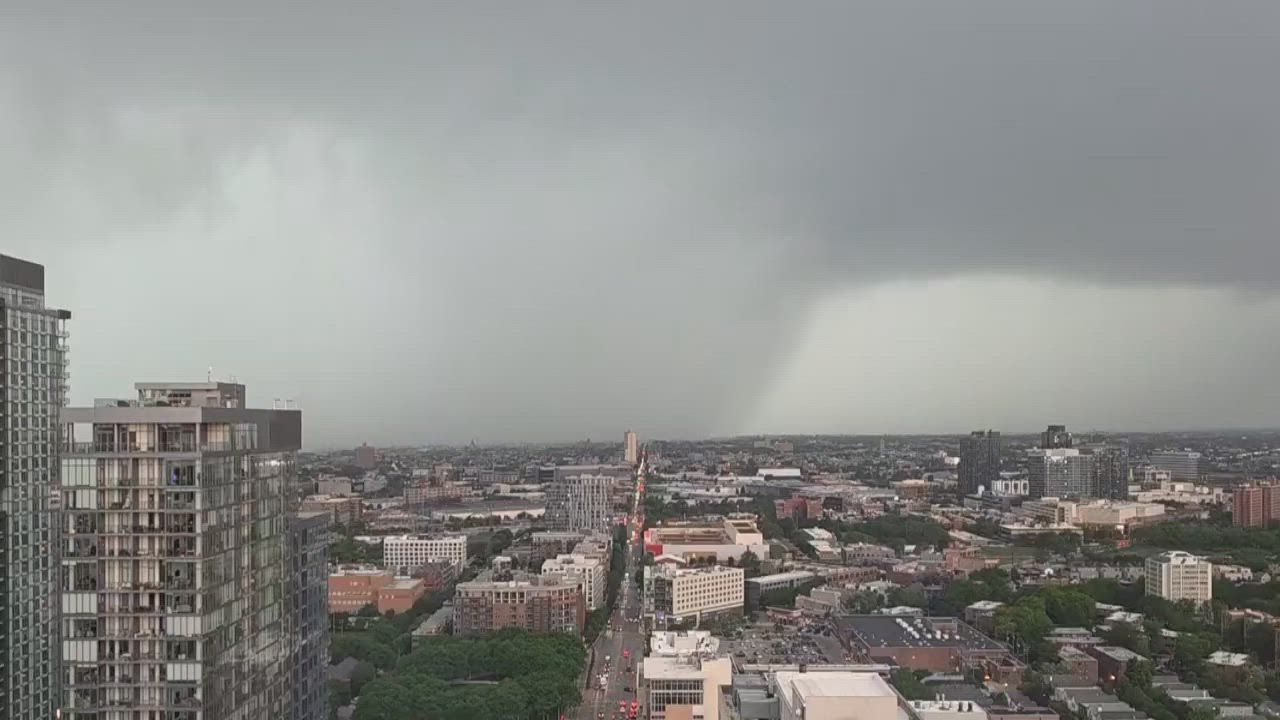 Video: US: Zeitraffer eines heftigen Regensturms verschlingt die Skyline von Chicago in Chicago, Illinois, USA
