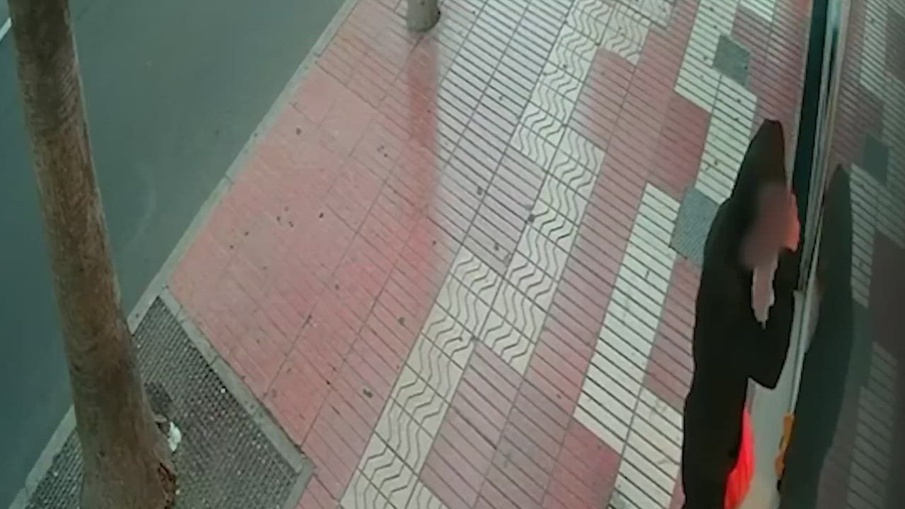 Video: Spain: Frau wehrt Messer-Räuber bei brutalem Überfall auf Geschäft mit Stuhl ab