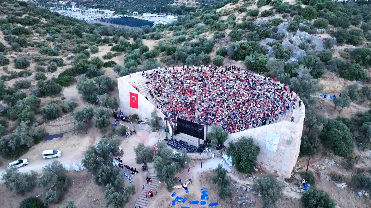 Video: Türkiye: Türkische Fans versammeln sich in antikem Theater, um WM-Duell gegen Paraguay zu verfolgen (2)