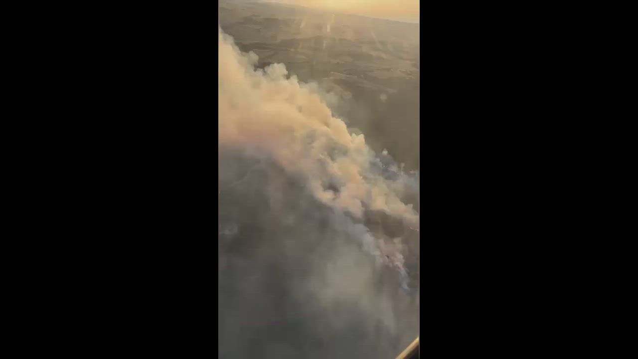 Video: Spanien: Flugaufnahmen zeigen massiven Rauch und Flammen beim Waldbrand in Huesca