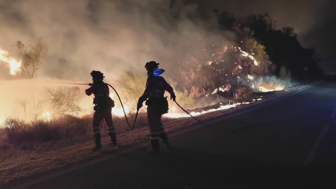 Video: Spanien: Feuerwehrleute bekämpfen tödlichen Waldbrand in Spanien die ganze Nacht