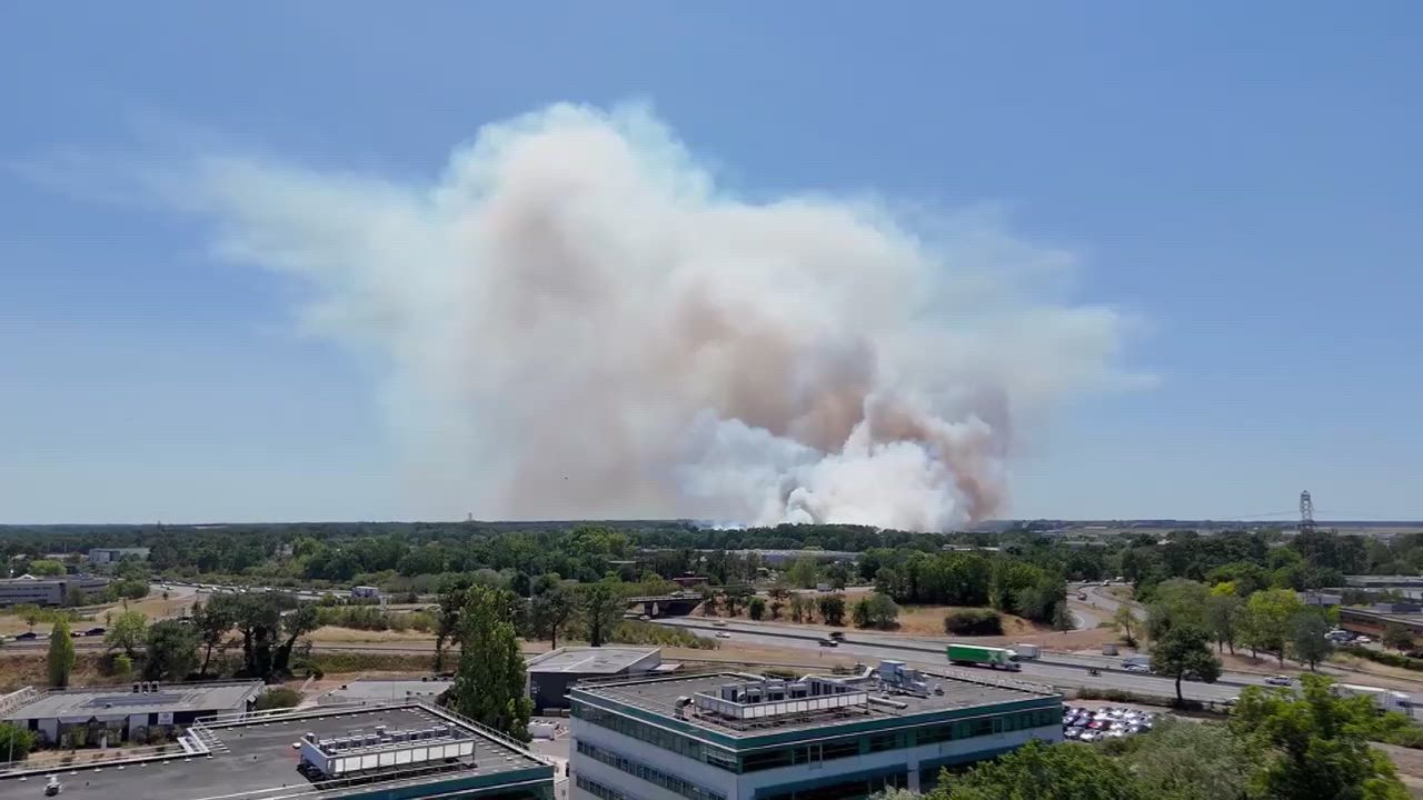 Video: Frankreich: Zwei Feuerwehrleute sterben beim Kampf gegen Brand nahe dem Flughafen Bordeaux