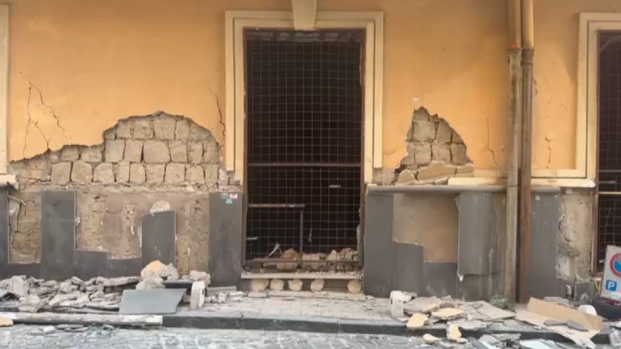 Video: Italien: Erdbeben der Stärke 4,7 erschüttert Gebiet nahe Neapel und beschädigt Gebäude in den Campi Flegrei