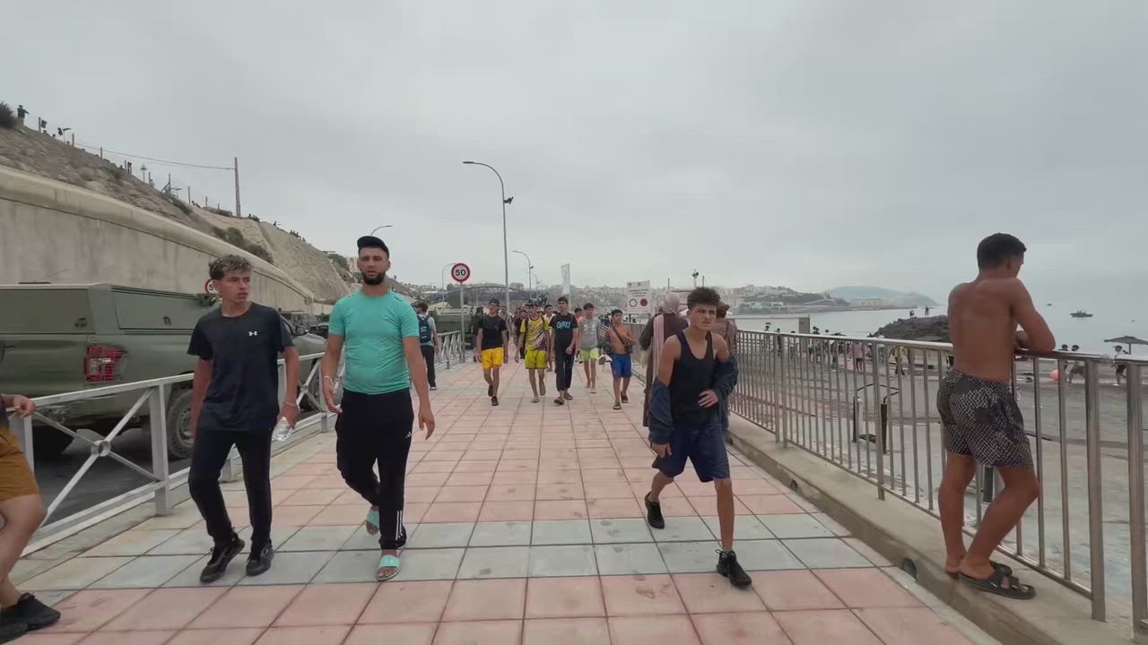 Video: Spanien: Hunderte Migranten bewegen sich nach massenhaftem Grenzübertritt aus Marokko entlang der Küste