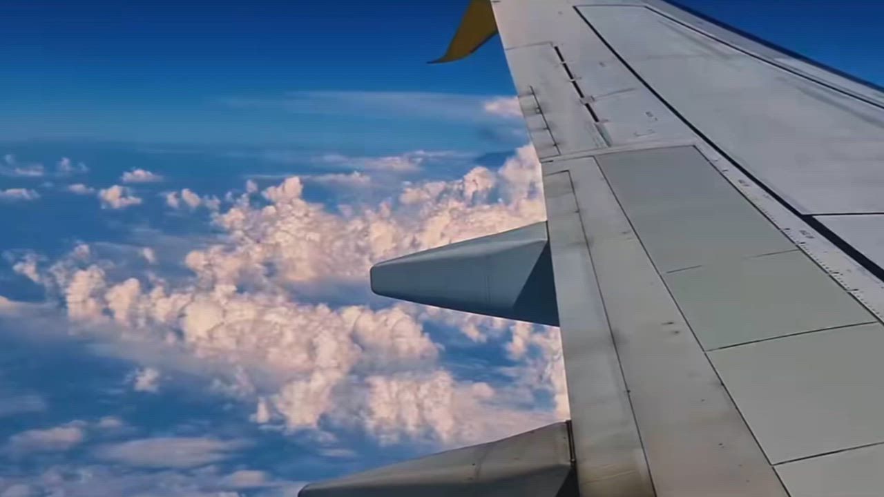 Video: Spanien: Riesige Ambosswolke aus Passagierflugzeug über Spanien aufgenommen