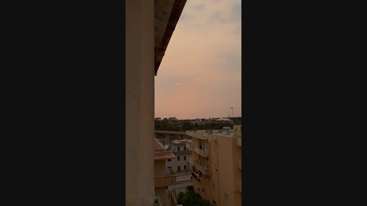 Video: Italien: Streikende rot-orange Sonne leuchtet durch Saharastaub über Sciacca, Italien