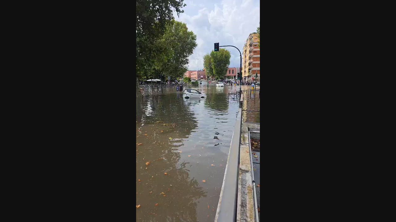Video: Italien: Starkregen verwandelt Straßen in Flüsse und überflutet die Ponte Milvio in Rom