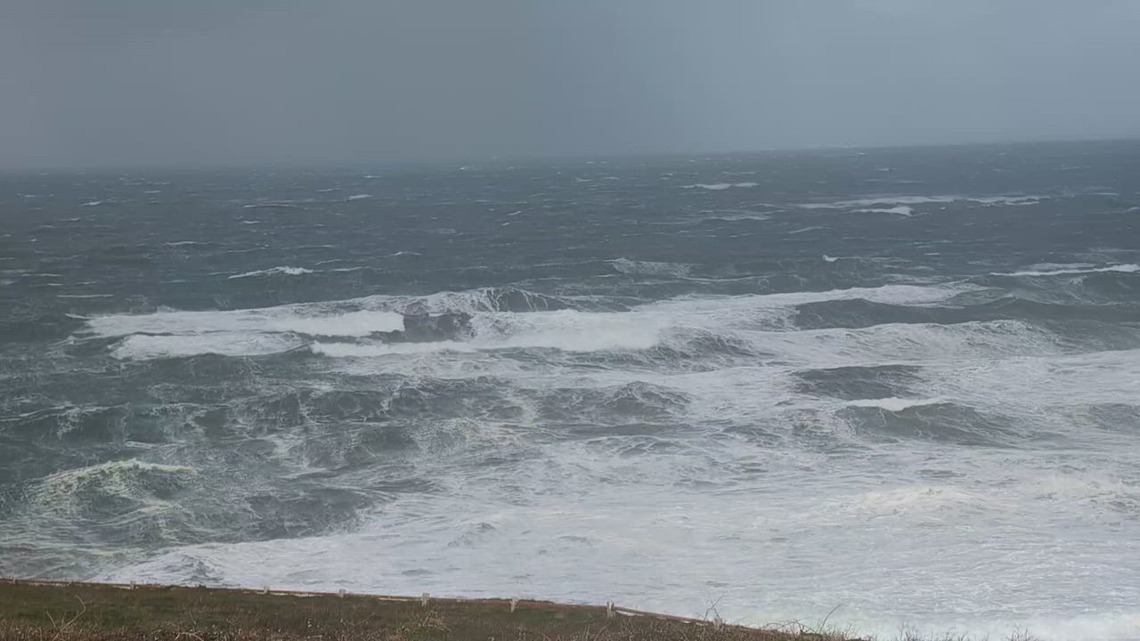 Video: Großbritannien: Sturm Austen trifft den Südwesten mit hohen Wellen und starken Winden