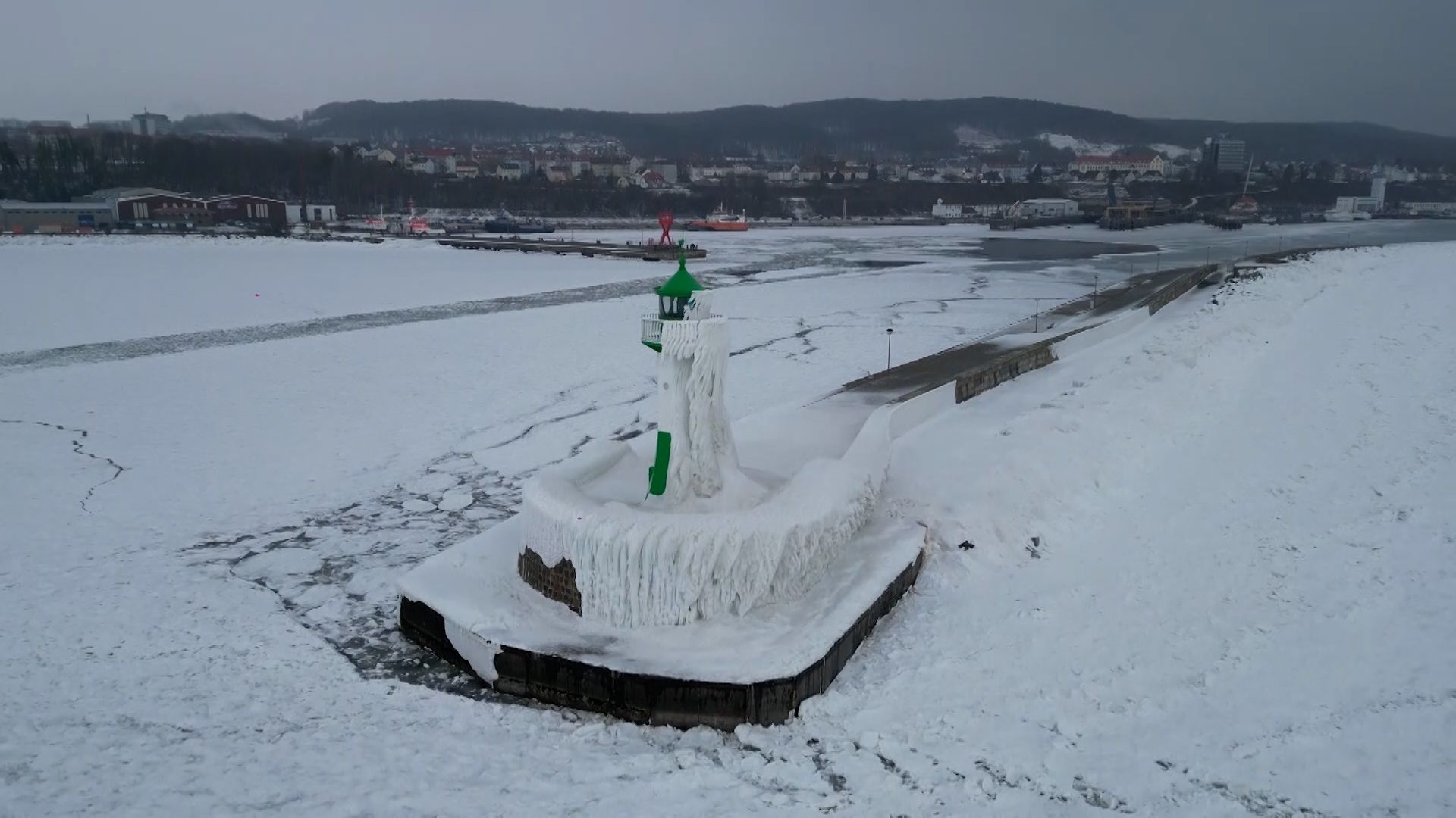 Video: Eisschicht ummantelt Leuchtturm: Aufnahmen zeigen spektakuläres Naturschauspiel auf Rügen