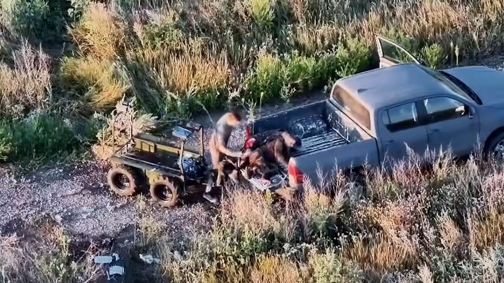 Video: Außergewöhnliche Rettung: Ukrainischer Kommandeur evakuiert zwei Schwerverletzte mit Pickup-Truck von der Front
