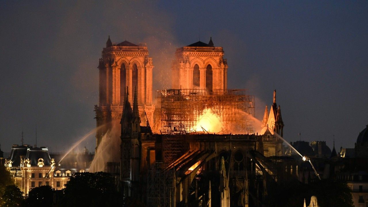 Notre-Dame erstrahlt nach Brand zu den Olympischen Spielen wieder in ...