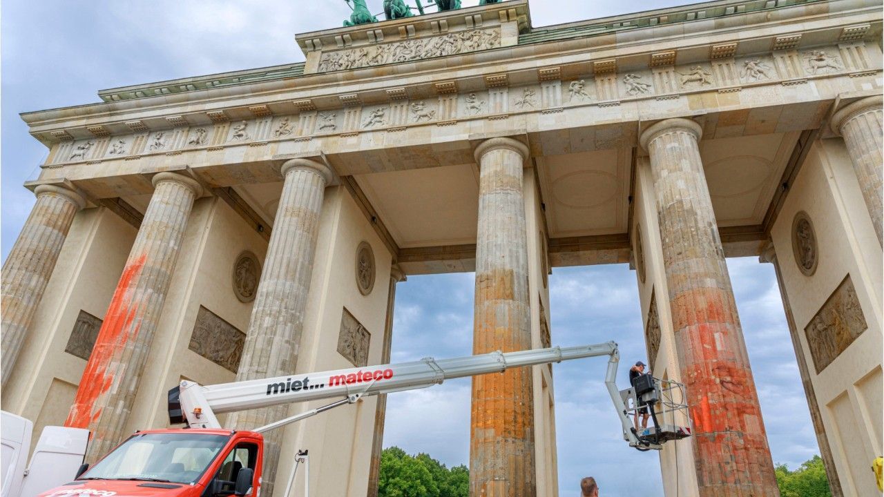 Drei Aktivisten wegen Farbattacke auf Brandenburger Tor verurteilt