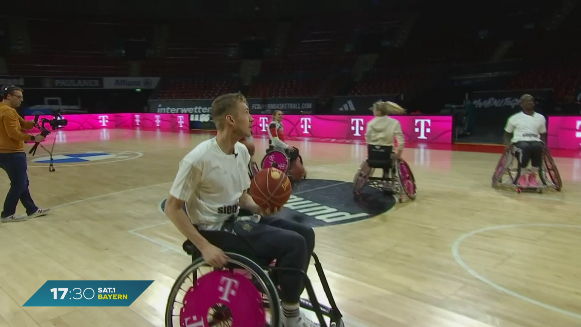 Wheelchair basketball: FC Bayern world champions try out the sport on wheels