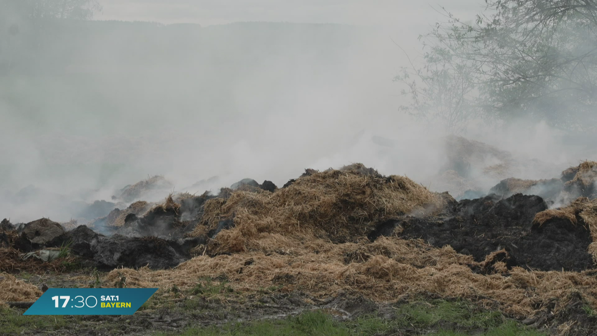 Strohballen in Flammen: Polizei in Oberbayern sucht Brandstifter