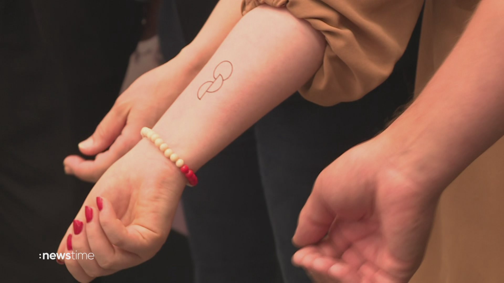 Voller Körpereinsatz: Bundestagsabgeordnete werben mit Tattoo für Organspenden