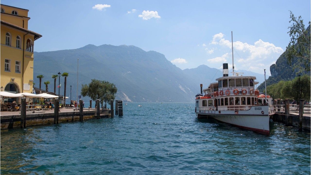 Mit Bakterien verunreinigt: Gardasee verhängt Verbot an beliebtem Badestrand