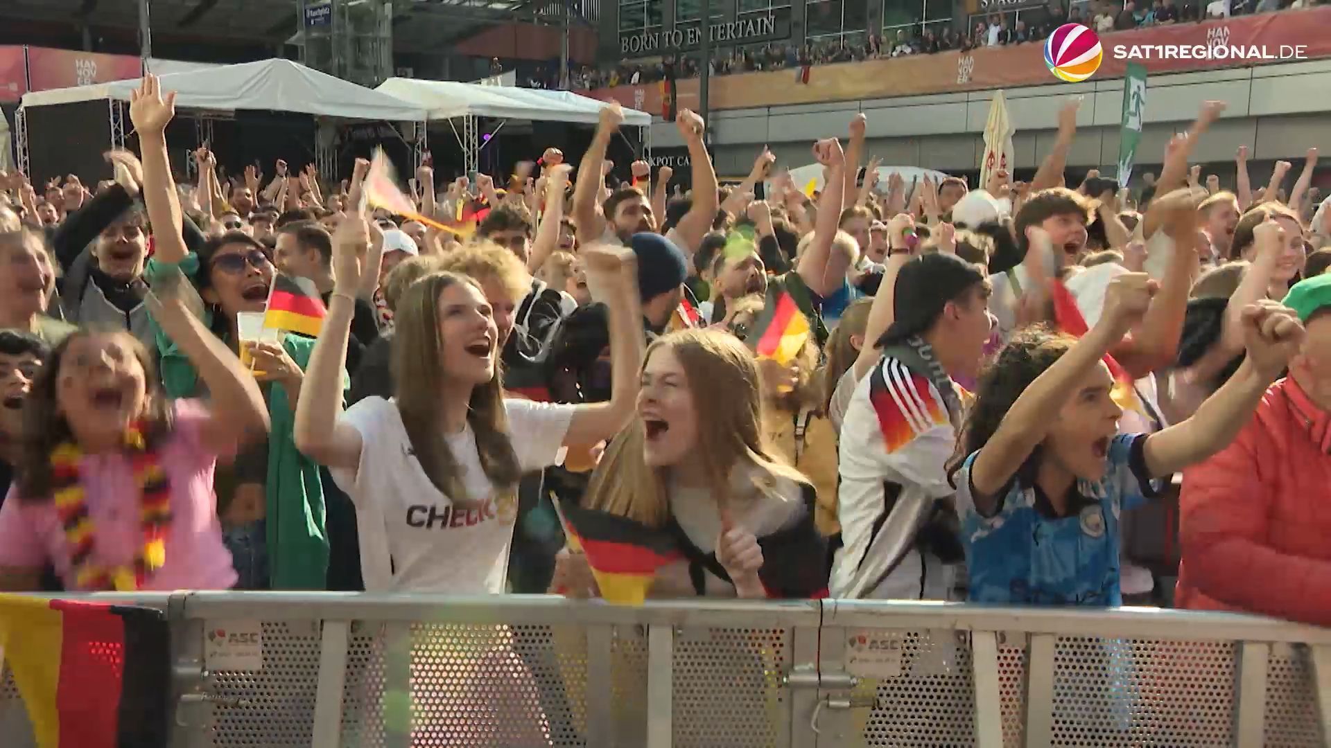 Deutschland erreicht EM-Achtelfinale: Fans feiern bei Public Viewing in Hannover