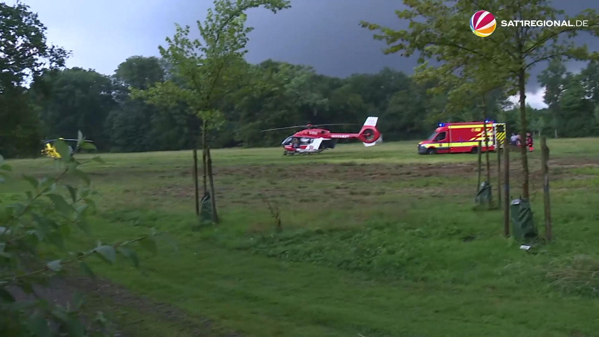 Blitz trifft Familie: Acht Verletzte – zwei Kinder in Lebensgefahr