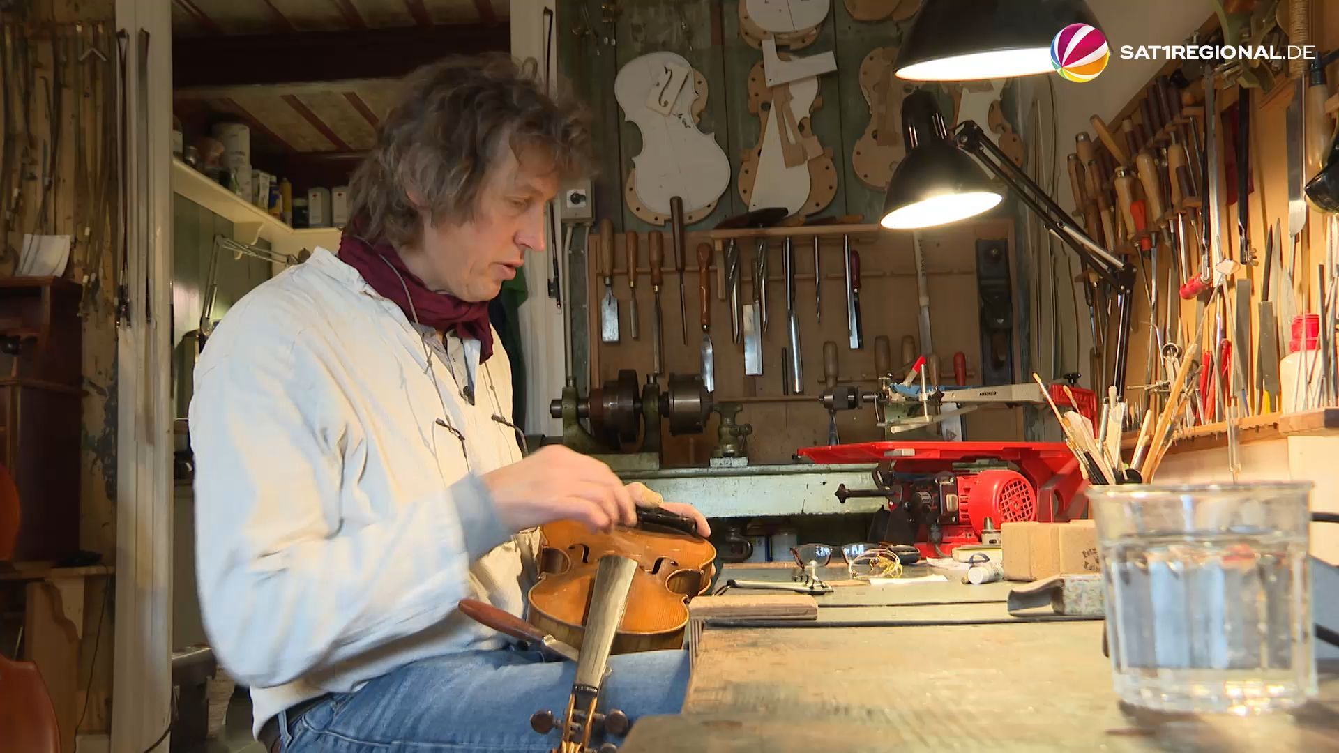 Geigen, Bratschen, Cellos: 60-Jähriger baut Streichinstrumente