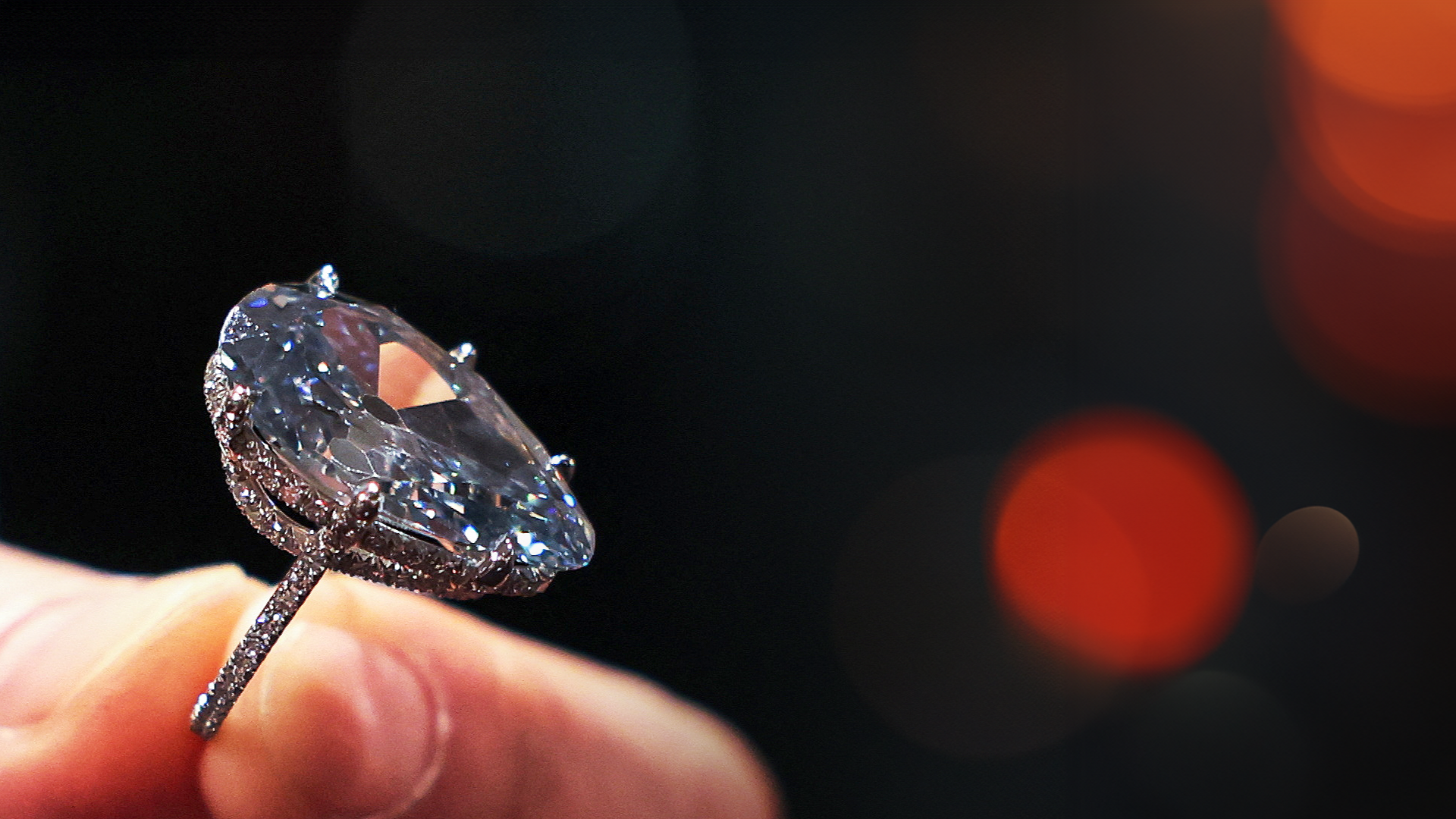 Video: Blauer Rekord-Diamant wird versteigert