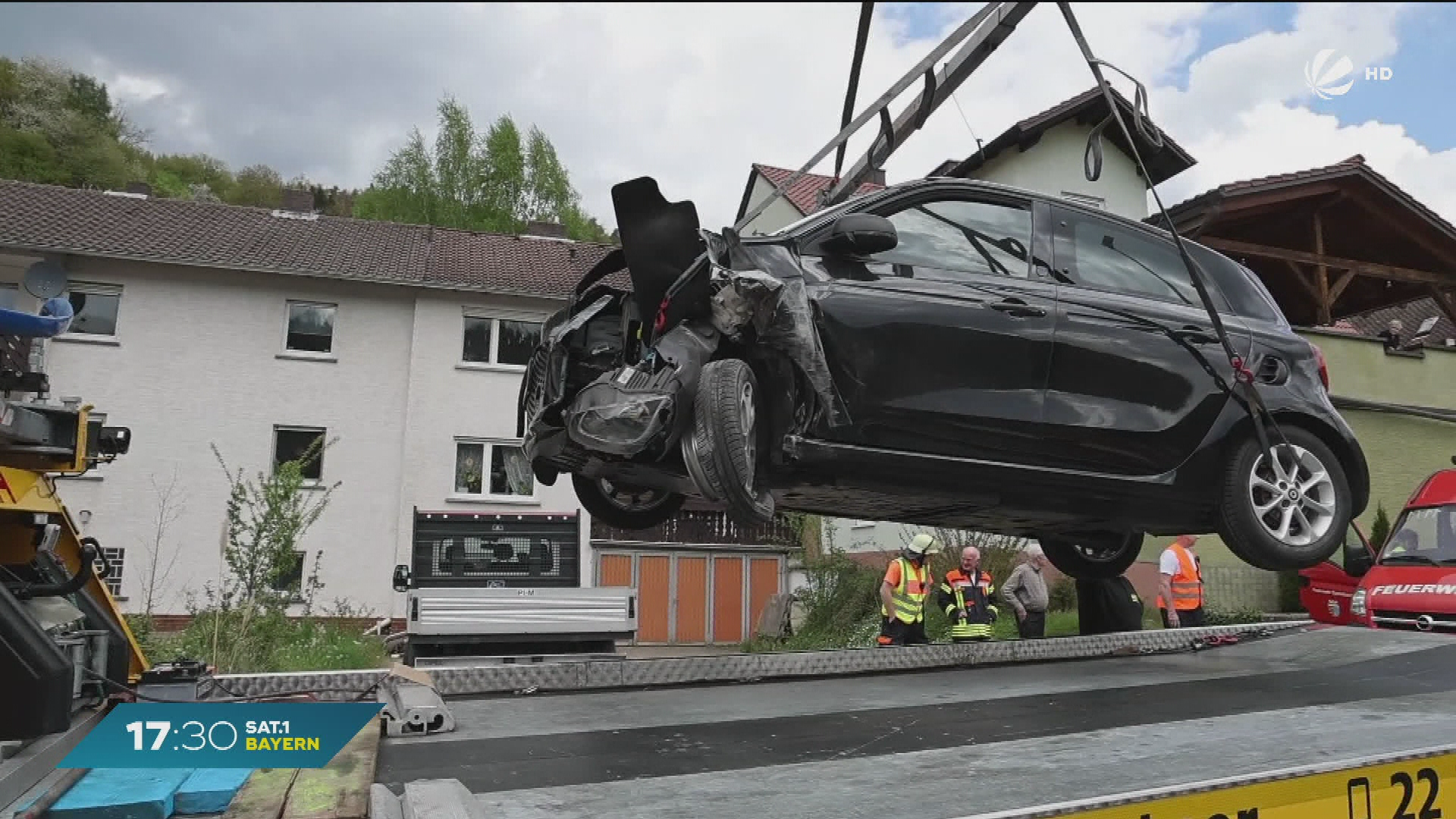 Video: Unfall in Dammbach: Auto kracht gegen Hauswand