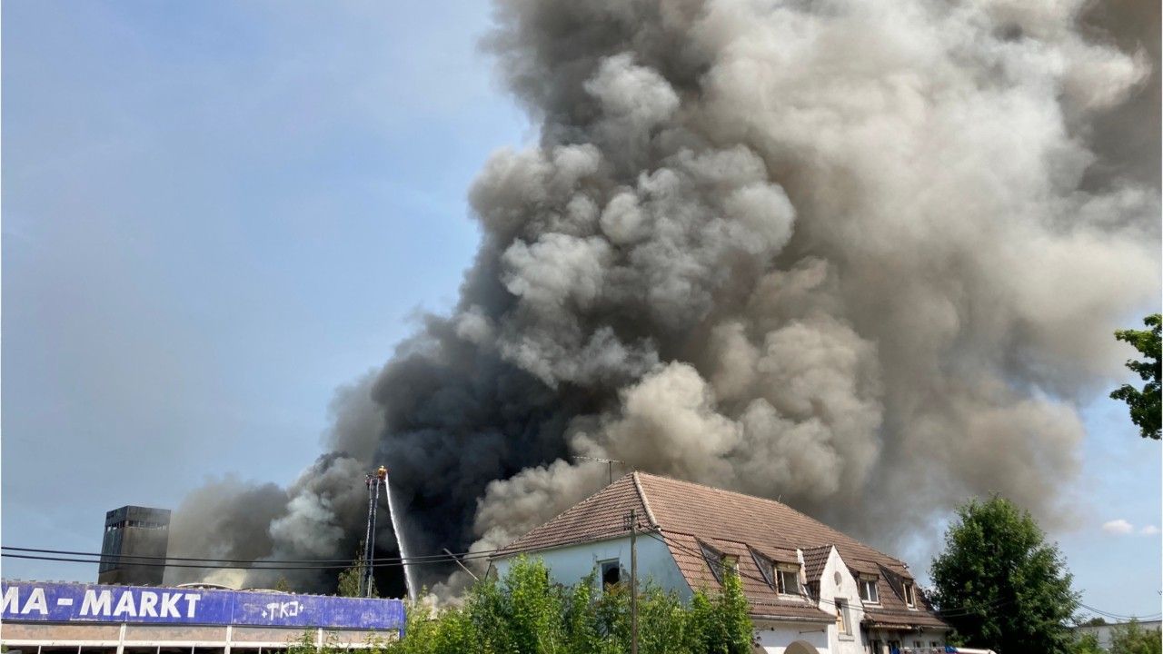 Großbrand auf Schlachthofgelände in Erfurt