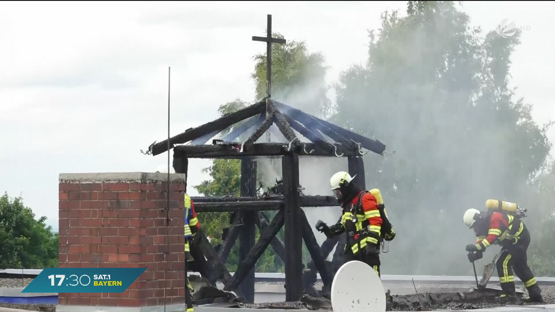 Video: Kapelle in Flammen: Glockenturm in Scheßlitz brennt komplett ab